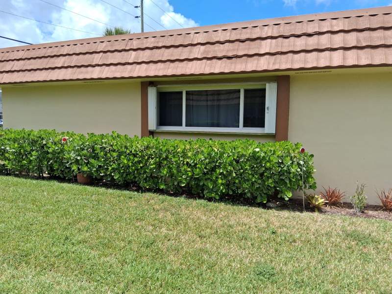 2 bedroom Villa at 5730 E Fernley Drive #55, Cresthaven Condo Townhomes Sec 3, West Palm Beach — photo 2