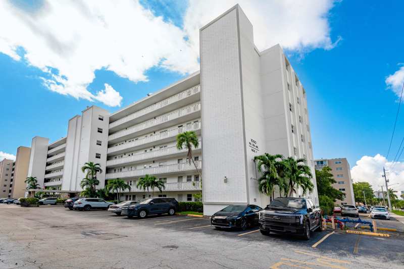 1 bedroom Condominium at 1000 NE 12th Avenue #104, Meadowbrook Condo Apts Bldg 7, Hallandale Beach — photo 1