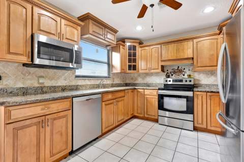 108 Lexington Drive, Royal Palm Beach FL - photo 18 of 76