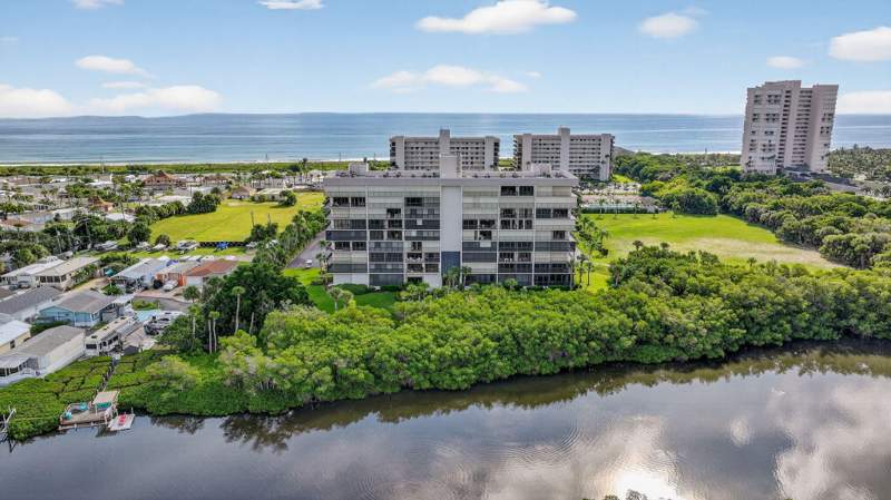 2 bedroom Condominium at 5059 N Hwy A1A #406, BRYN MAWR OCEAN TOWERS, A CONDOMINIUM, Fort Pierce — photo 3