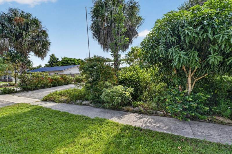 3 bedroom Single Family Residence at 303 S Delaware Boulevard, Jupiter River Estates Replat, Jupiter — photo 2