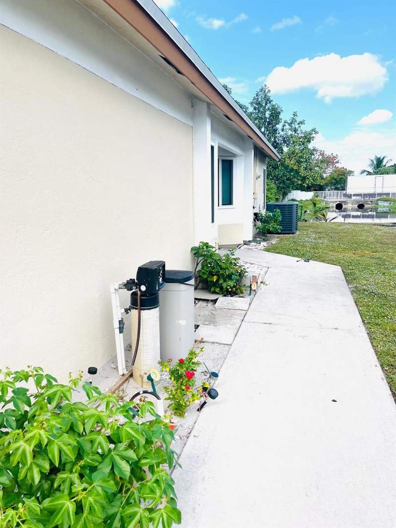 3 bedroom Single Family Residence at 838 E PALM RUN Drive, NORTH LAUDERDALE DIVISION, North Lauderdale — photo 2