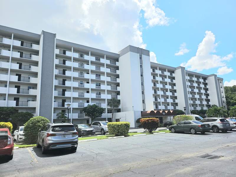 2 bedroom Condominium at 5860 NW 44th Street #412, Greens Of Inverrary Phase II, Lauderhill — photo 2