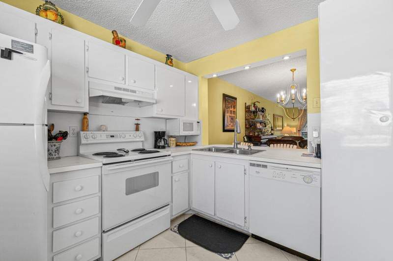 2 bedroom Condominium at 911 Gardenia Drive #249, TROPIC BAY CONDO, Delray Beach — photo 4
