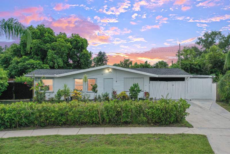 3 bedroom Single Family Residence at 120 Banyan Drive, River Park Unit 3 Tract E, Port St. Lucie — photo 2