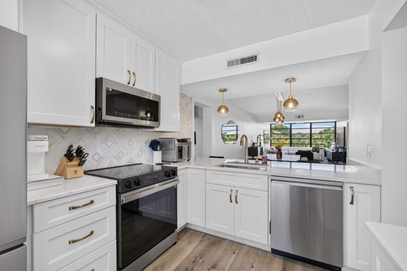 2 bedroom Condominium at 3635 Whitehall Drive #302, Whitehall Condo Of The Lands Of The President, West Palm Beach — photo 2