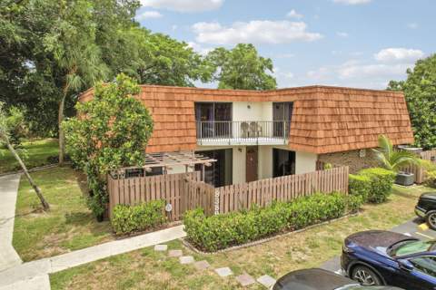 8389 N Coral Circle, North Lauderdale FL - photo 7 of 34