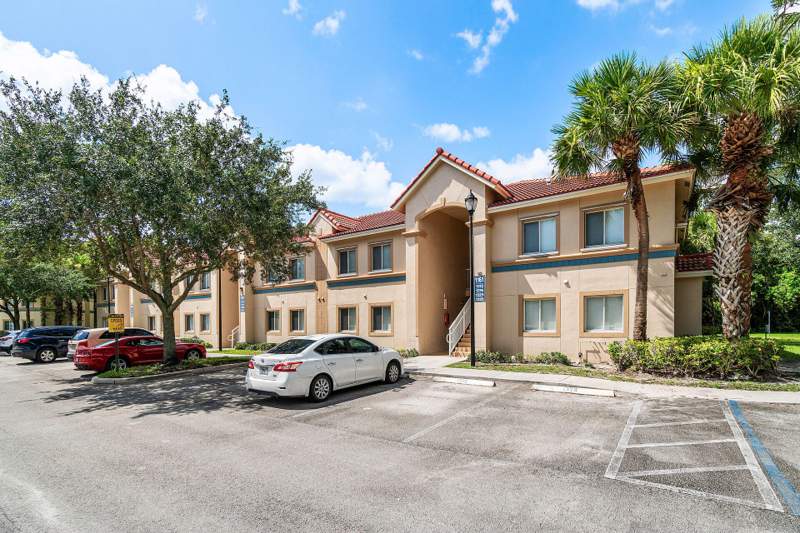 3 bedroom Condominium at 1161 Golden Lakes Boulevard #1325, Belvedere Isles Condo No 1, West Palm Beach — photo 2