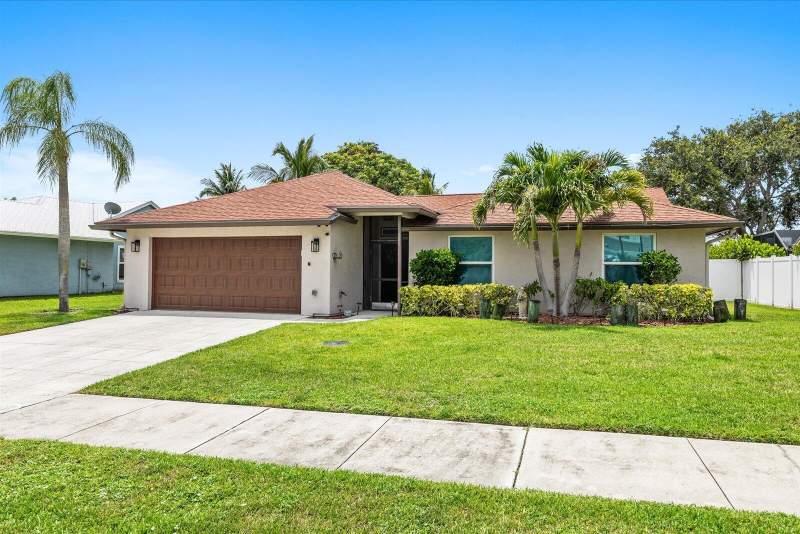 3 bedroom Single Family Residence at 200 Park Place, Park Place Pl, Jupiter — photo 2