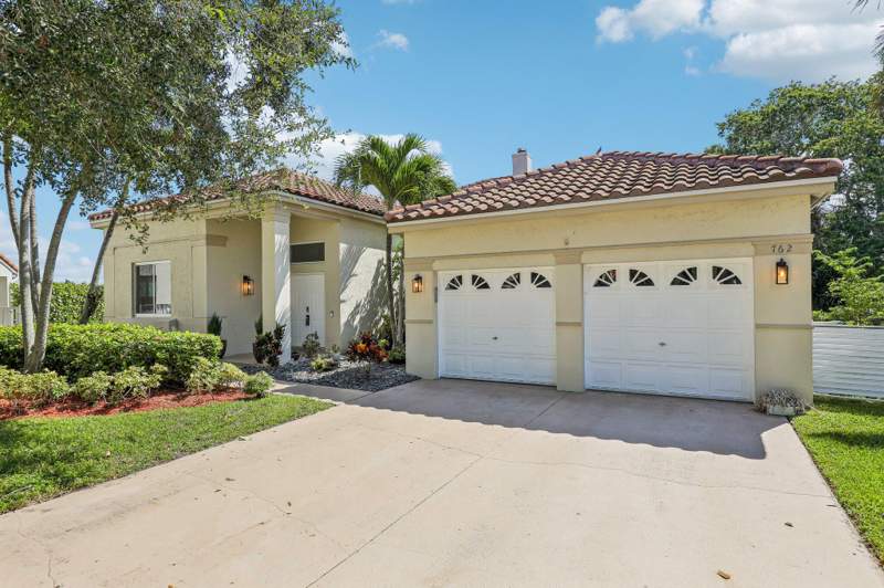 5 bedroom Single Family Residence at 762 Heritage Drive, Sector 4 North, Weston — photo 2