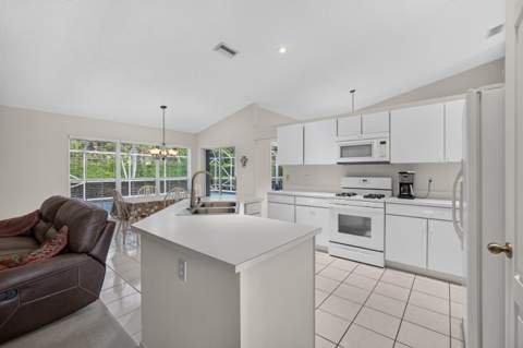 1011 Woodfield Circle, Palm Beach Gardens FL - photo 18 of 39