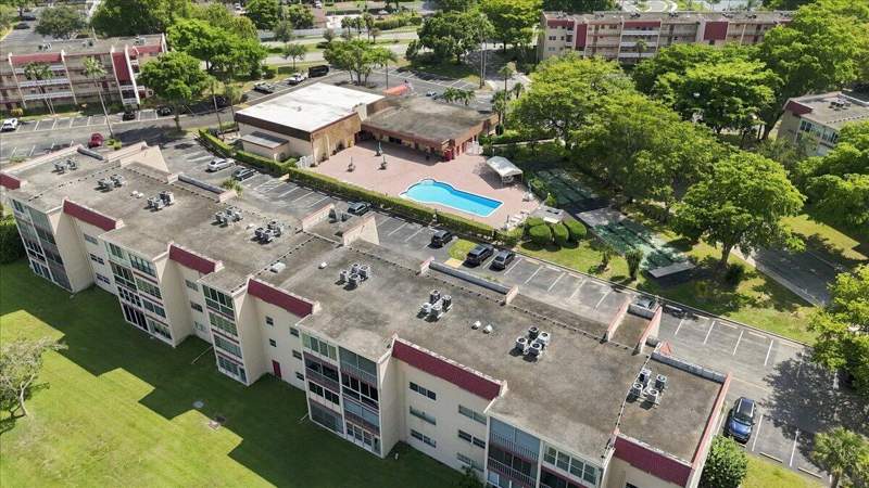 1 bedroom Condominium at 1050 Country Club Drive #306, Oriole Golf & Tennis Club Condo, Margate — photo 5