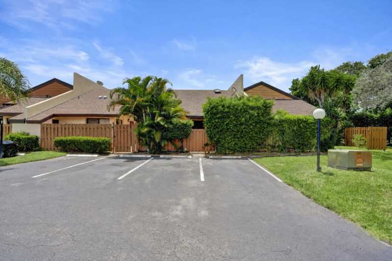 2 bedroom Townhouse at 3810 NW 77th Avenue, Sundance on Stirling, Davie — photo 1