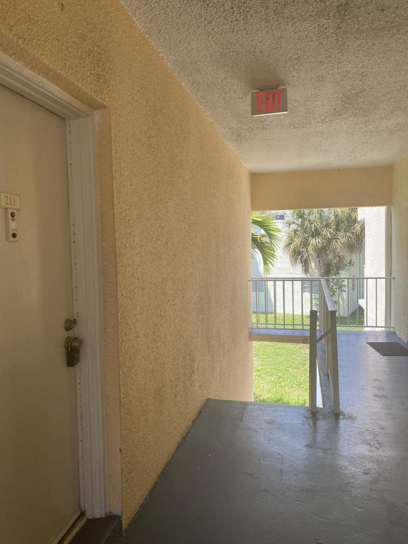1 bedroom Condominium at 409 Executive Center Drive #211, Clear Lake Palms Condo, West Palm Beach — photo 2