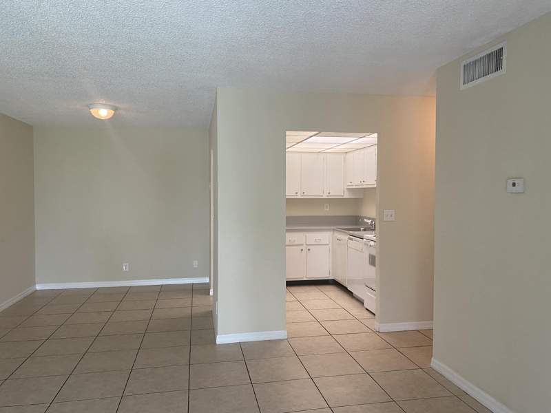 1 bedroom Condominium at 409 Executive Center Drive #211, Clear Lake Palms Condo, West Palm Beach — photo 4