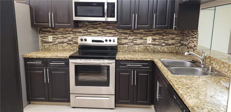 2 bedroom Condominium at 7050 NW 44th Street #403, Horizons Of Inverrary Condo, Lauderhill — photo 2