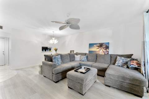 5280 Las Verdes Circle #124, Delray Beach FL - photo 8 of 17
