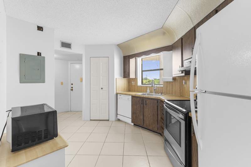 2 bedroom Condominium at 6555 W Broward Boulevard #409, Plantation Club C Condo, Plantation — photo 4