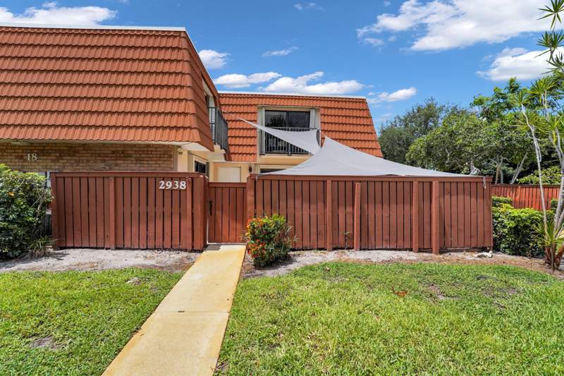 2 bedroom Townhouse at 2938 SW 12th Street, Waterford Courtyards Addition, Deerfield Beach — photo 2