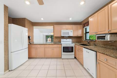 302 Deer Creek Wildwood Lane, Deerfield Beach FL - photo 9 of 36