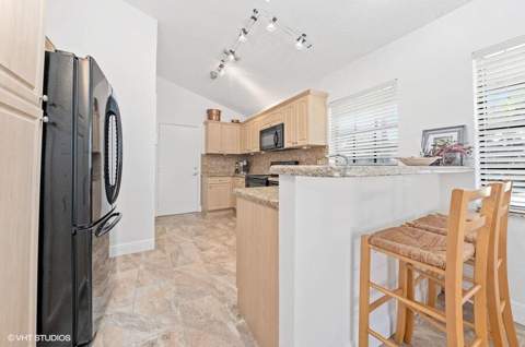 8101 Allspice Drive, Boynton Beach FL - photo 7 of 11