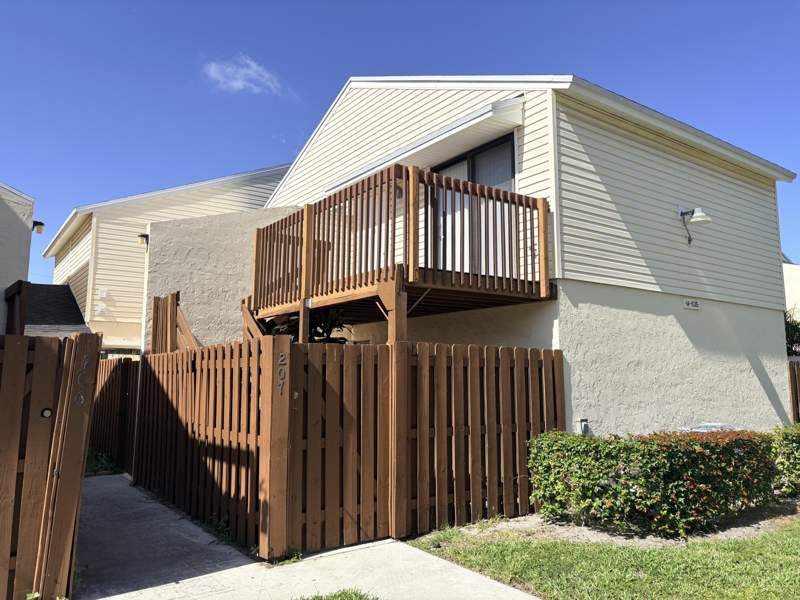 1 bedroom Condominium at 635 Executive Center Drive #M-207, Eden Place Condo, West Palm Beach — photo 2