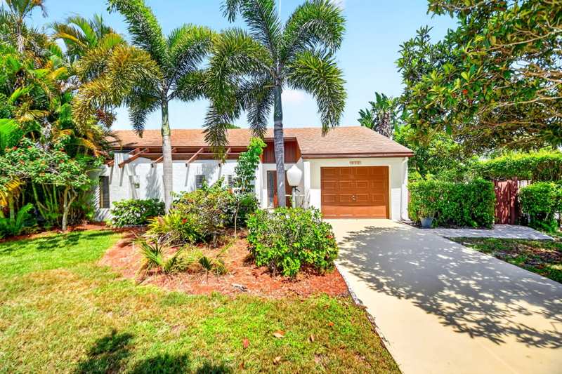2 bedroom Villa at 6747 Starkeys Place, Poinciana Place Ph Ii-A, Lake Worth — photo 1
