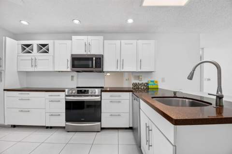 6747 Starkeys Place, Lake Worth FL - photo 16 of 110