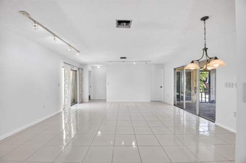 6747 Starkeys Place, Lake Worth FL - photo 21 of 110