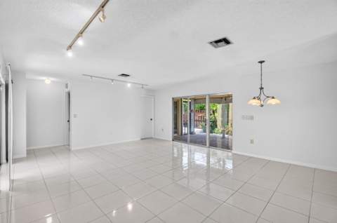6747 Starkeys Place, Lake Worth FL - photo 22 of 110