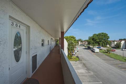 9420 S Hollybrook Lake Drive #304, Pembroke Pines FL - photo 21 of 58