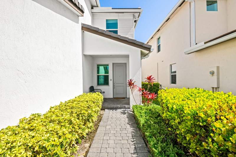 4 bedroom Single Family Residence at 1131 Verde Court, Crystal Lake 1st Sec, Deerfield Beach — photo 3