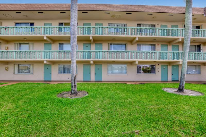 1 bedroom Condominium at 400 Village Green Circle #117, Village Green Windsor Condo, Palm Springs — photo 2
