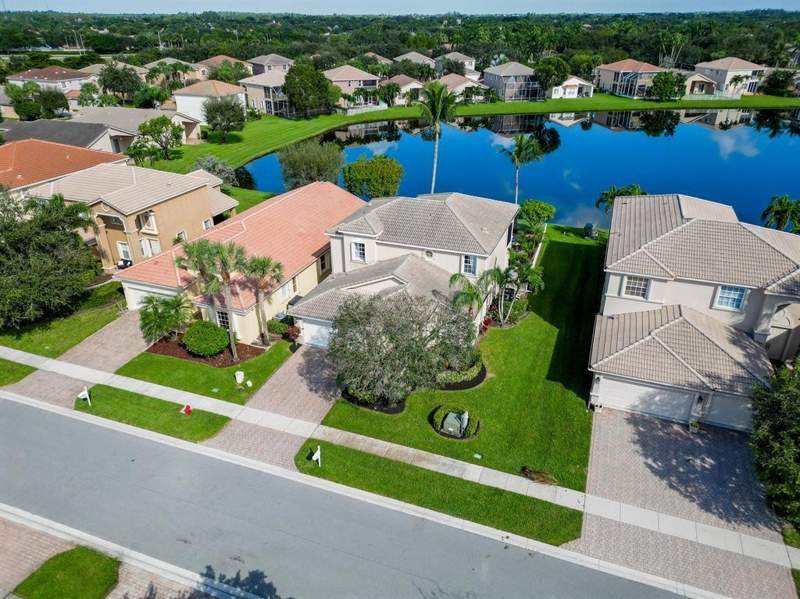 5 bedroom Single Family Residence at 8343 Genova Way, Villages Of Windsor 3, Lake Worth — photo 4