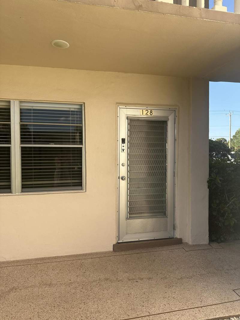 1 bedroom Condominium at 128 Norwich F, Norwich Condo, West Palm Beach — photo 2
