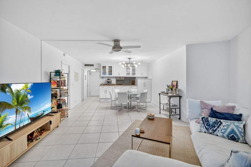 1 bedroom Condominium at 3900 N Hills Drive #306, Emerald Hills C C Apts Condo, Hollywood — photo 3