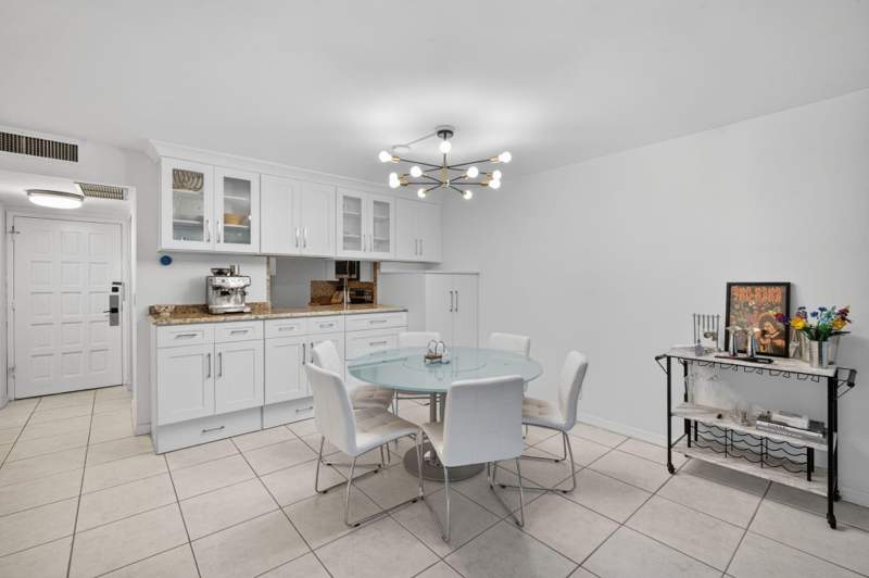1 bedroom Condominium at 3900 N Hills Drive #306, Emerald Hills C C Apts Condo, Hollywood — photo 4
