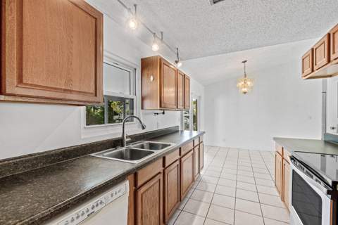 7442 Canal Drive, Lake Worth FL - photo 14 of 32