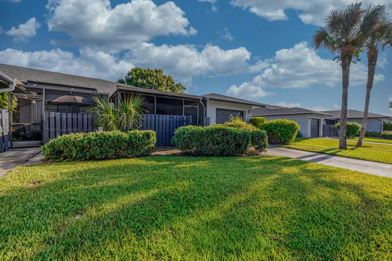 2 bedroom Condominium at 1706 N Dovetail Drive #H, Savannah'S Condominium Section 1 Phase 1-H, Fort Pierce — photo 2
