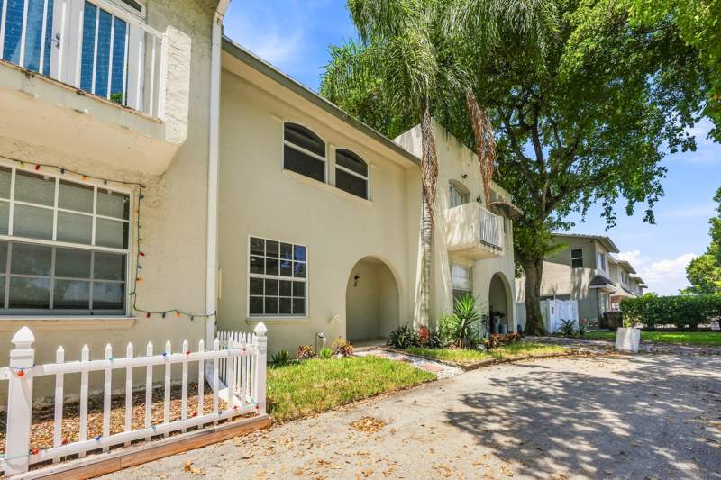 2 bedroom Townhouse at 4161 NW 9th Avenue #5, Crystal Lakes 1st Sec, Deerfield Beach — photo 2