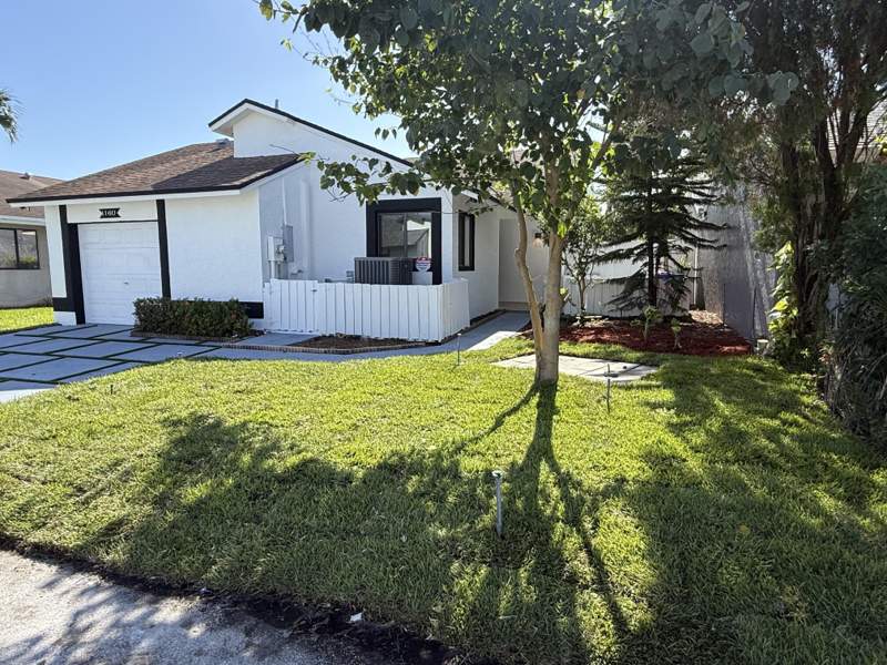 3 bedroom Single Family Residence at 1160 SW 111th Avenue, PEMBROKE LAKES SOUTH, Pembroke Pines — photo 2