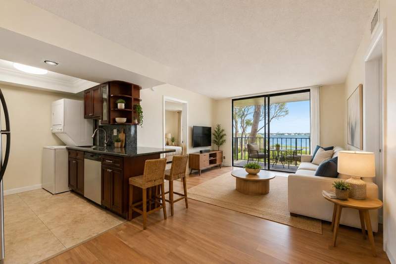2 bedroom Condominium at 734 Executive Center Drive #23, Clear Lake Club Condo, West Palm Beach — photo 2