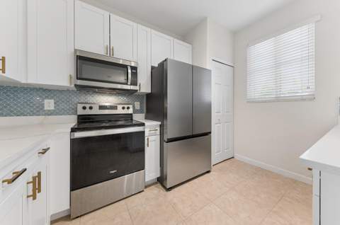 428 Bayfront Drive, Boynton Beach FL - photo 6 of 17