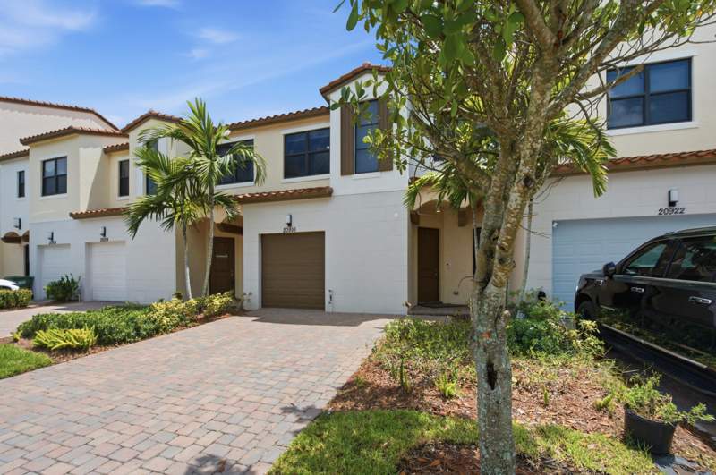 3 bedroom Townhouse at 20916 NW 1st Drive, Ct Industrial Plat, Pembroke Pines — photo 2
