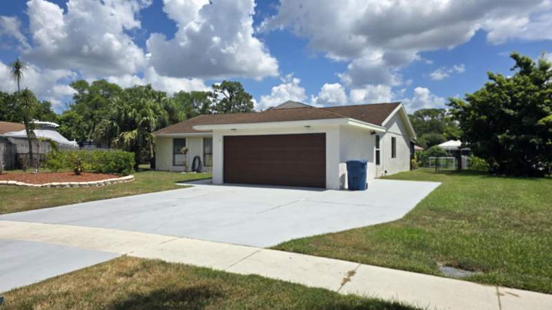 4 bedroom Single Family Residence at 118 Cambridge Lane, Crestwood Sub Unit 2, Royal Palm Beach — photo 2