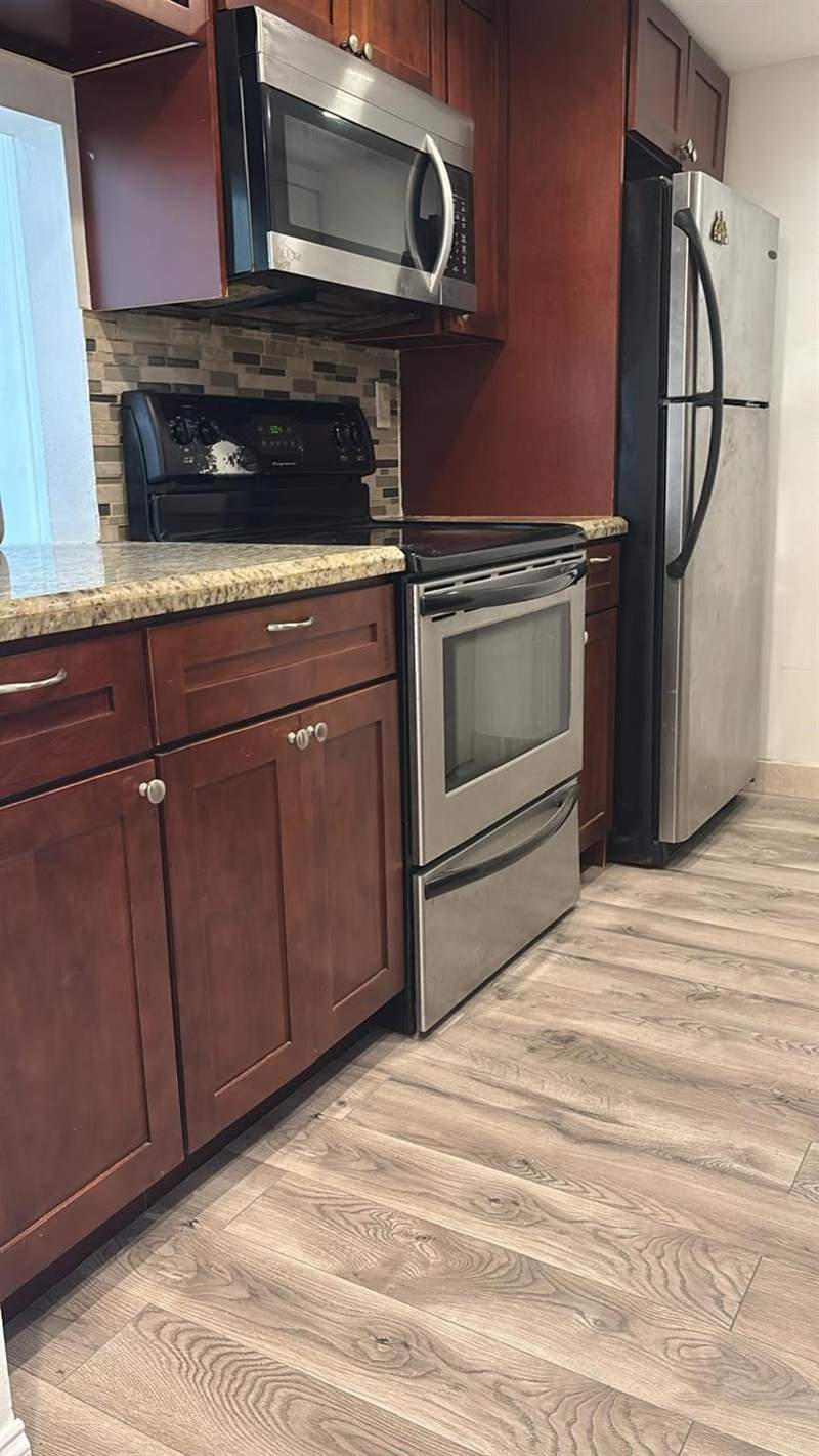 2 bedroom Condominium at 220 Lakeview Drive #103, Building Eight Of Racquet Club, Weston — photo 3
