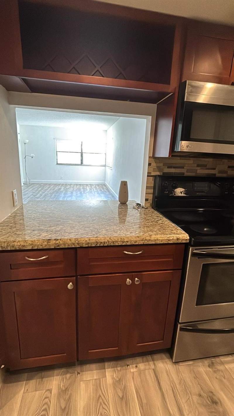 2 bedroom Condominium at 220 Lakeview Drive #103, Building Eight Of Racquet Club, Weston — photo 4