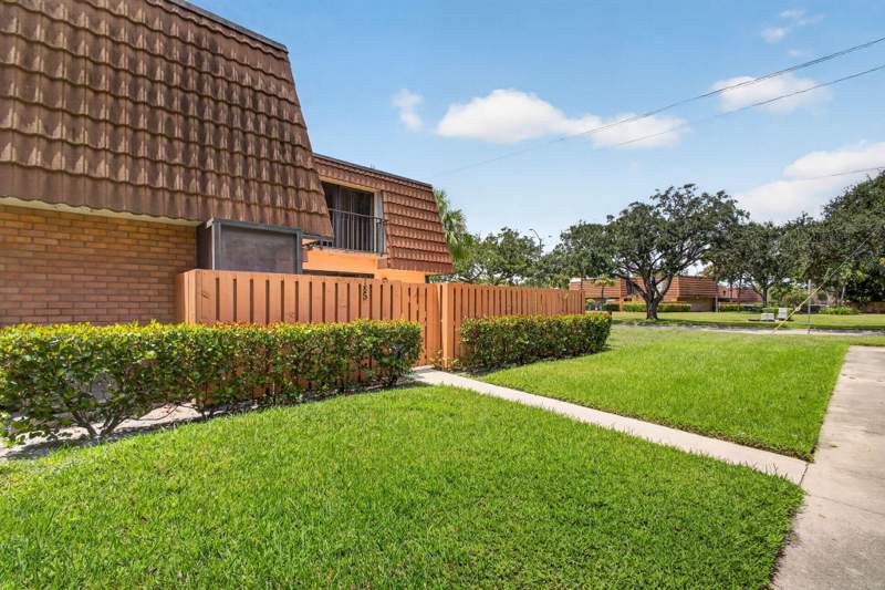 2 bedroom Townhouse at 185 Charter Way, VILLAGE OF SANDALWOOD LAKES NORTH, West Palm Beach — photo 3