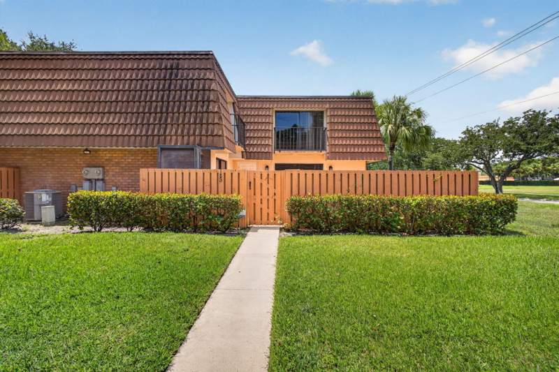 2 bedroom Townhouse at 185 Charter Way, VILLAGE OF SANDALWOOD LAKES NORTH, West Palm Beach — photo 1