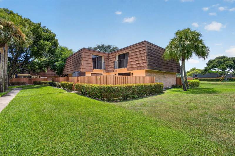 2 bedroom Townhouse at 185 Charter Way, VILLAGE OF SANDALWOOD LAKES NORTH, West Palm Beach — photo 2